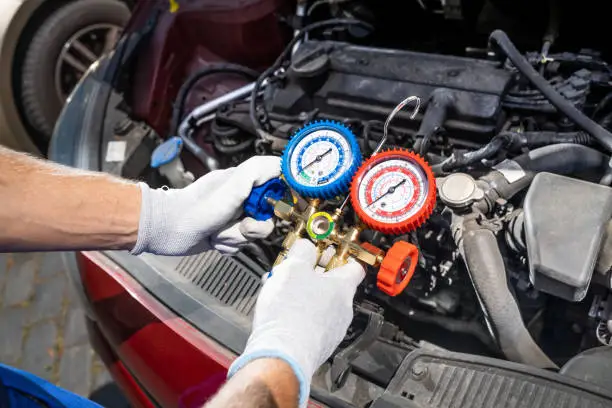 Auto A/C system service and refrigerant diagnosis